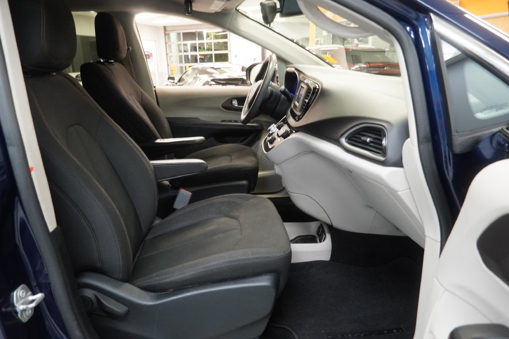 2017 Chrysler Pacifica Touring ( PRE-AUCTION SPECIAL )