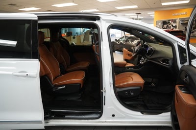 2025 Chrysler Pacifica Pinnacle AWD