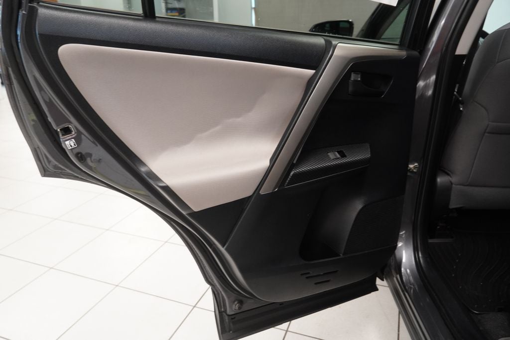2015 Toyota RAV4 LE ( AWD )