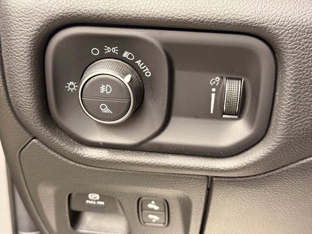 2024 RAM 1500 Big Horn/Lone Star 5.7L Hemi V8 w/ Blind Spot Alert