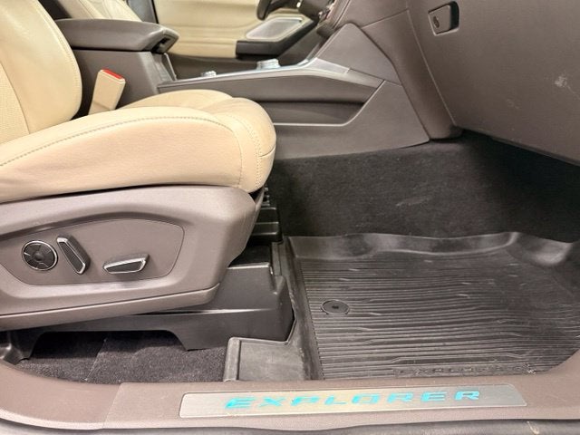 2020 Ford Explorer Platinum w/ Blind Spot Alert