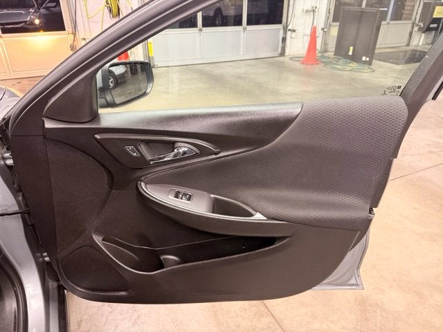 2025 Chevrolet Malibu RS w/ Collision Alert