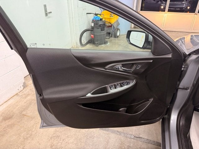 2025 Chevrolet Malibu RS w/ Collision Alert