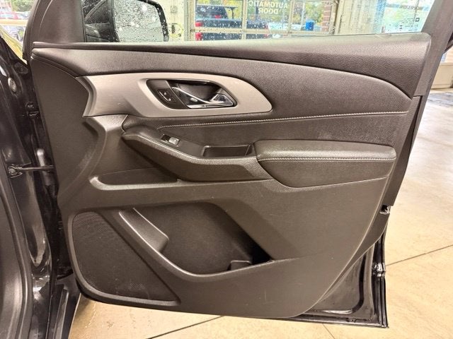 2023 Chevrolet Traverse LT Leather w/ BLIND ZONE ALERT