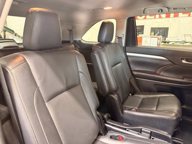 2017 Toyota Highlander XLE AWD W/ COLLISION ALERT