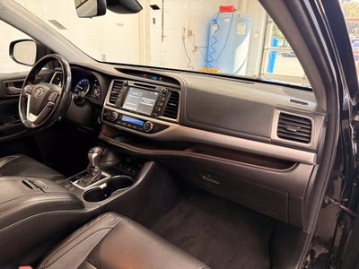 2017 Toyota Highlander XLE AWD W/ COLLISION ALERT