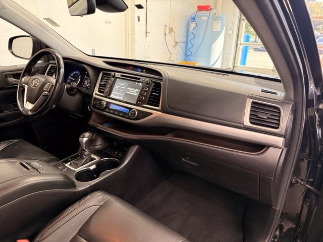 2017 Toyota Highlander XLE AWD W/ COLLISION ALERT