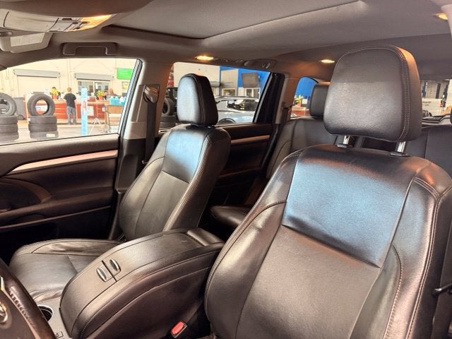 2017 Toyota Highlander XLE AWD W/ COLLISION ALERT