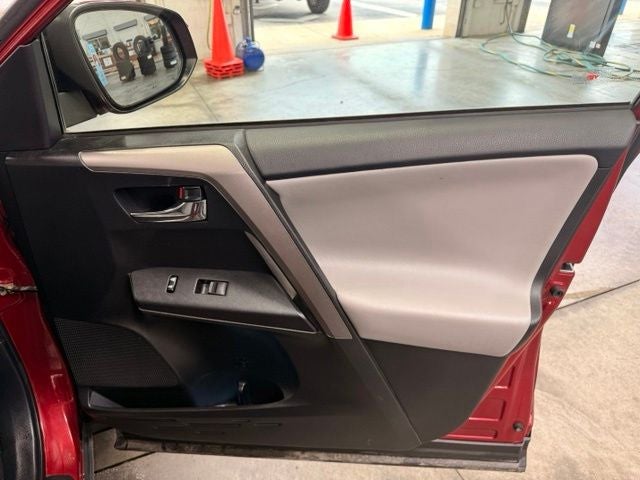2018 Toyota RAV4 XLE w/ Blind Spot Alert