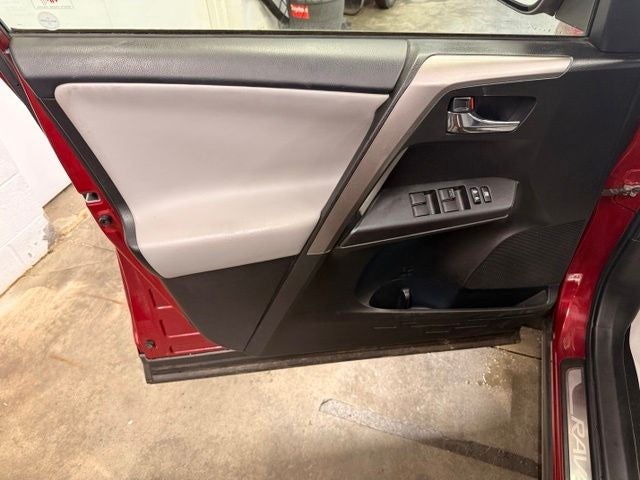 2018 Toyota RAV4 XLE w/ Blind Spot Alert
