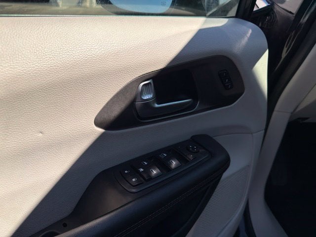 2020 Chrysler Pacifica Touring L 8 PASSENGER SEATING