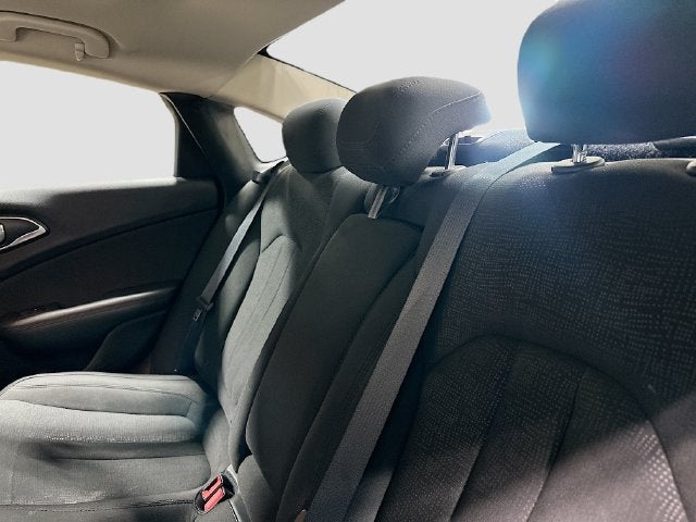 2016 Chrysler 200 LX