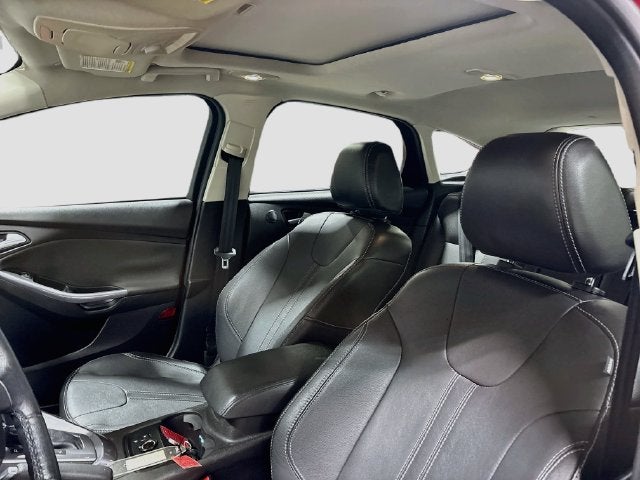 2014 Ford Focus Titanium W/ MOONROOF