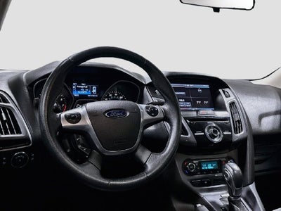2014 Ford Focus Titanium W/ MOONROOF