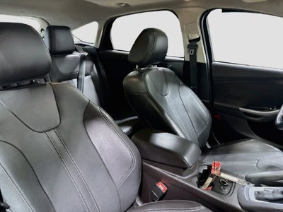 2014 Ford Focus Titanium W/ MOONROOF