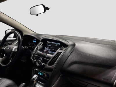 2014 Ford Focus Titanium W/ MOONROOF