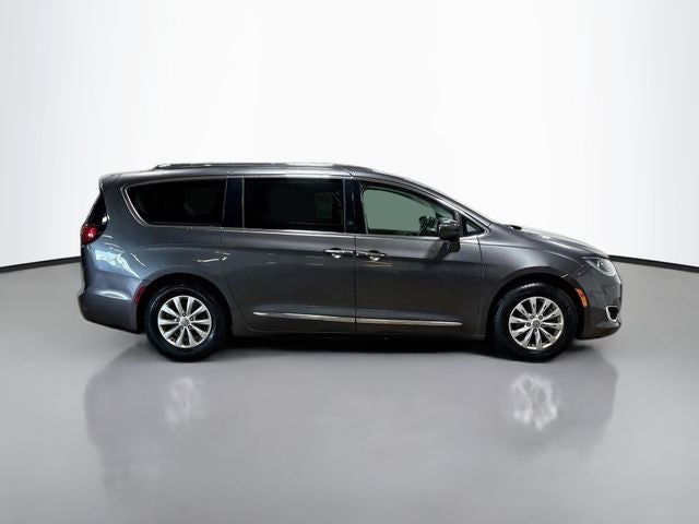 2019 Chrysler Pacifica Touring L 8 PASSENGER