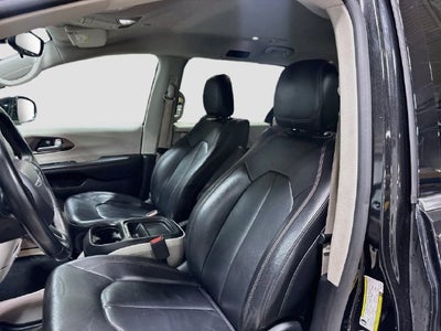 2017 Chrysler Pacifica Touring L CLEAN CARFAX!