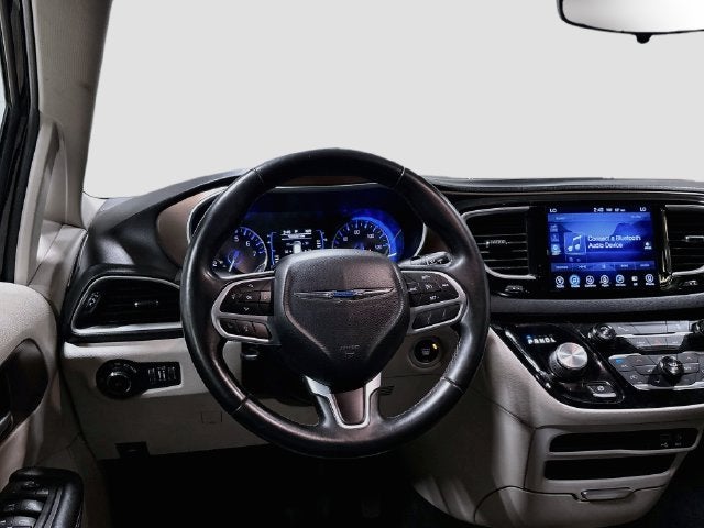 2017 Chrysler Pacifica Touring L CLEAN CARFAX!