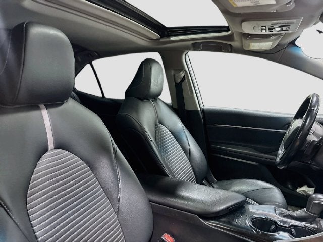 2019 Toyota Camry SE W/ MOONROOF